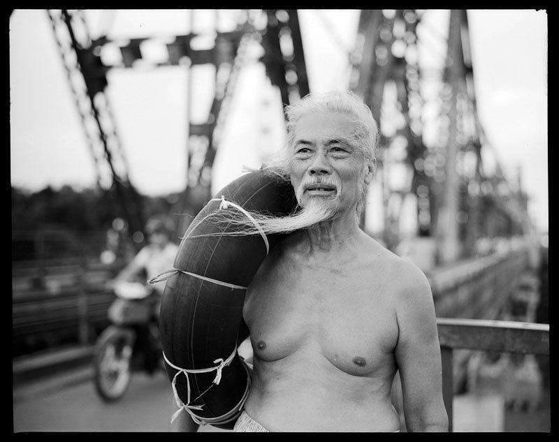 Old man - Long Bien Bridgephoto preview