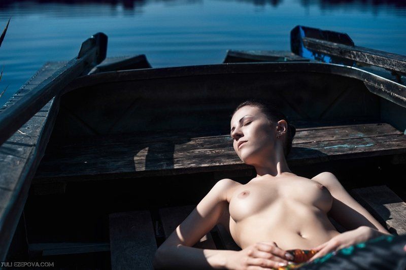 Девушка и лодкаphoto preview