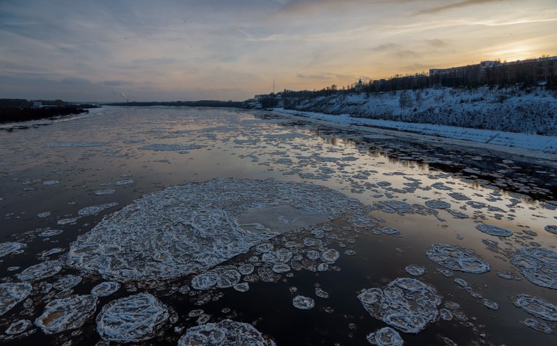 поздняя осень, конец ноября, река, шуга, пейзаж Шуга идётphoto preview