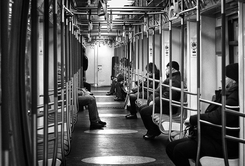 чб фото, уличная фотография, в метро, пандемия, пассажиры В метро фото превью