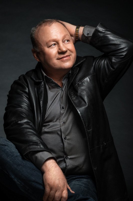 мужской портрет, мужчина, куртка, студия, улыбка, импульсный свет, движение, портретная тарелка, портрет Сергейphoto preview