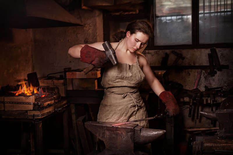 кузнец, девушка, горн, огонь, железо, кузница Кузнецphoto preview