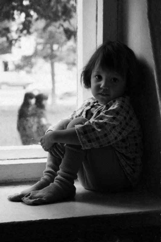 дети,портрет,девочка,черно-белая фотография,жанр,окно,позитив а на улице дождьphoto preview