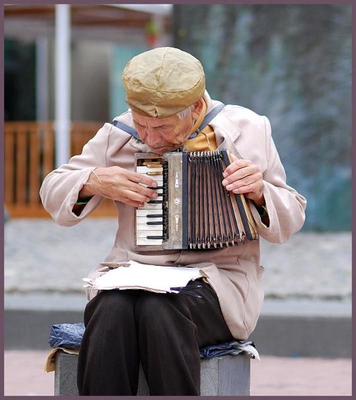 дедушка, гармошка, арбат, прохожие А я играю на гармошке...photo preview