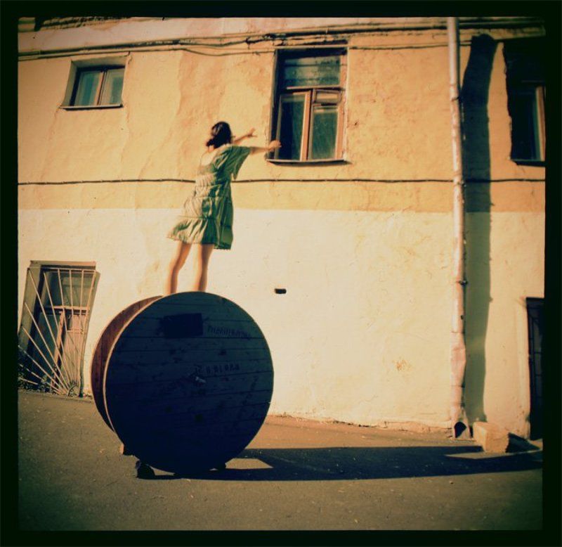 катушка, девушка, окно Стремление к тайному...photo preview