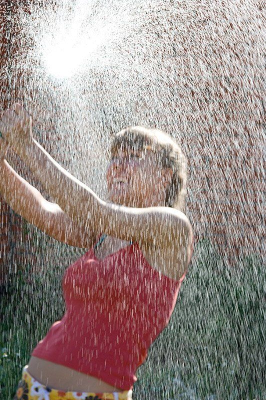 девочка, лето, брызги воды карточка про лето..photo preview