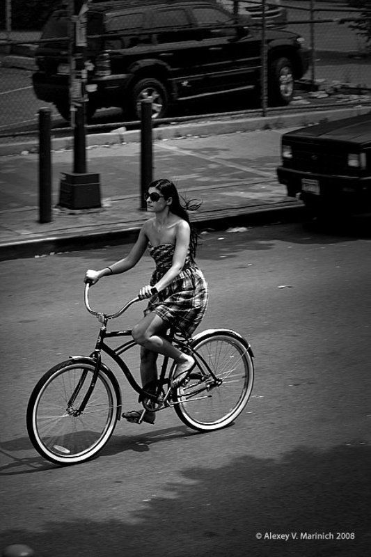 девушка, велосипед, город, улица, прогулка, перекресток, машины, транспорт, настроение, ветер, маринич, алексей, сша, нью-йорк, гринпоинт, чб, ч/б, жанр, репортаж За ветром...photo preview