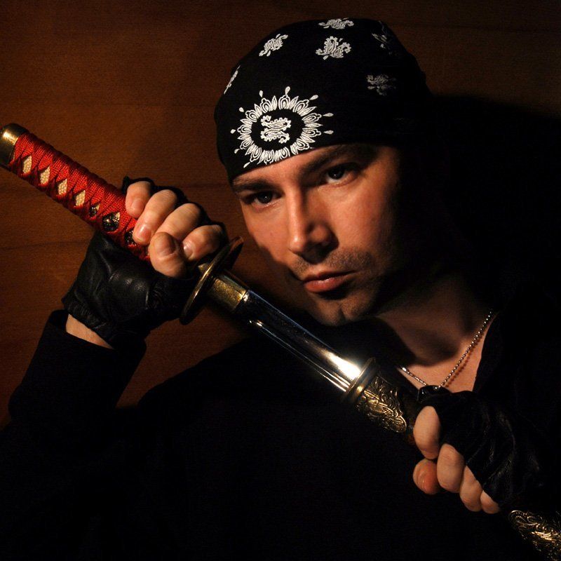 мужчина, меч, бандана, на встречу с опасностьюphoto preview