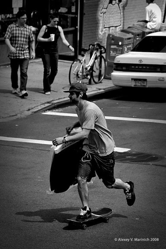 парень, скейт, доставка, костюм, город, улица, прогулка, перекресток, машины, транспорт, настроение, маринич, алексей, сша, нью-йорк, гринпоинт, чб, ч/б, жанр, репортаж Курьерская доставка...photo preview