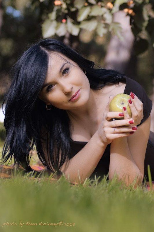 девушка, яблоко, парк портрет с яблоком в осенних тонахphoto preview