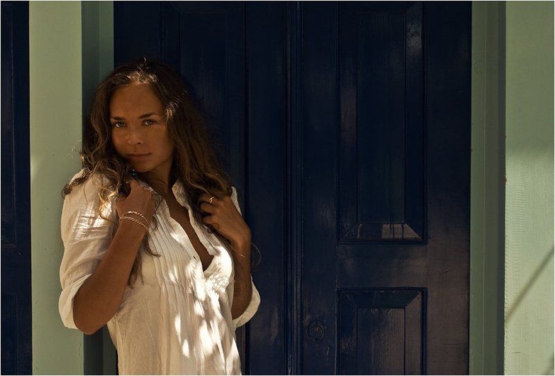 девушка, смущение, дверь, стена [confusion]photo preview