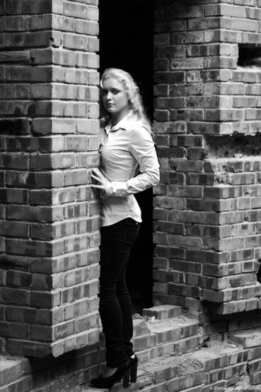 девушка, недостроенное сдание, кирпичи photo preview
