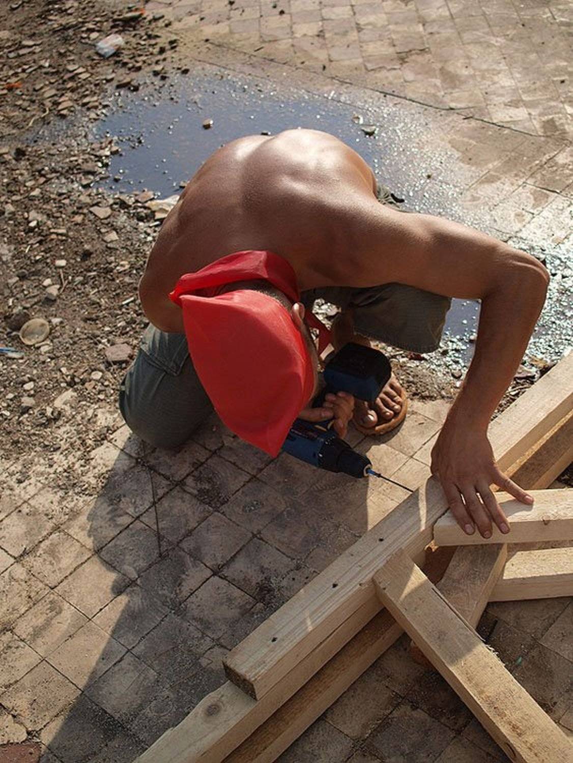 ПИОНЕР. Автор: Milky_Jane мужчина, пионер, юноша, работа, стройка, доски, Milky_Jane