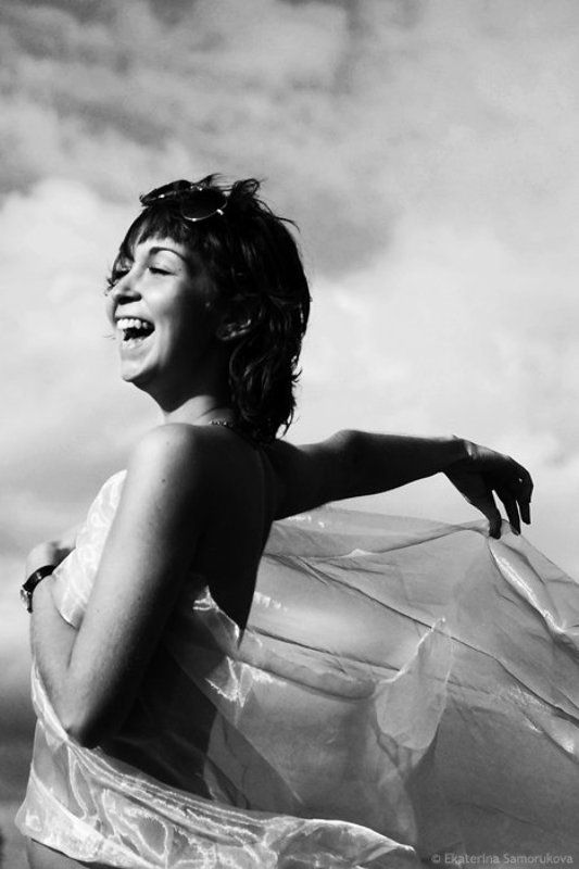 ветер, поле, девушка смех и ветерphoto preview