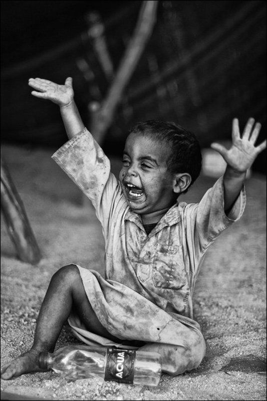 мальчик, ребенок, бедуин, египет, пустыня, деревня, жанр, портрет, бутылка, вода, радость, поза, эмоция, жест, dyadyavasya Бедуинское детствоphoto preview