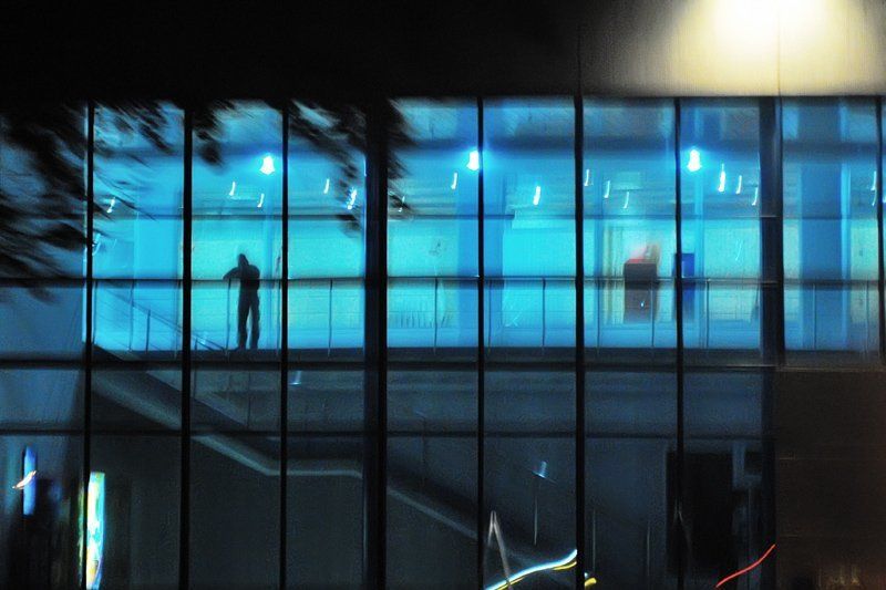 человек,свет Одинокий вечерphoto preview