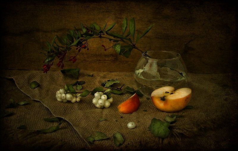 Половинка яблока и долька...photo preview