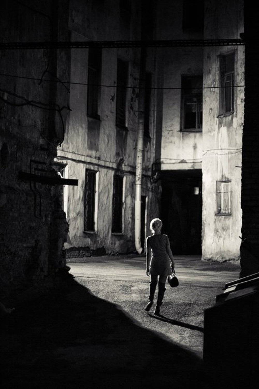 Позднее возвращение. Автор: Дмитрий Шамин девушка, двор, ночь, фонарь, дом, окно, арка, улица, силуэт, опасность, dyadyavasya, Дмитрий Шамин