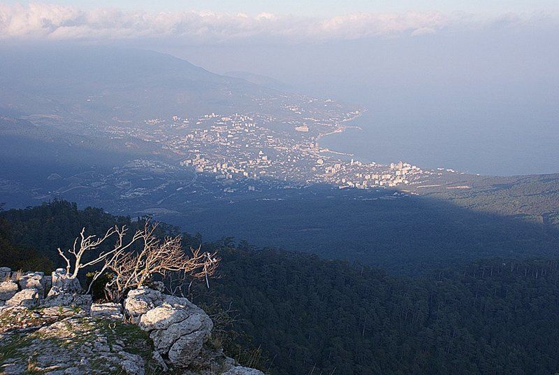 ялта , ай - петри Тень Ай - Петри , наползающая на Ялтуphoto preview