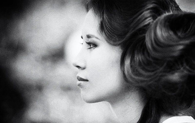 Портрет девушки с мечтательным взглядом.photo preview