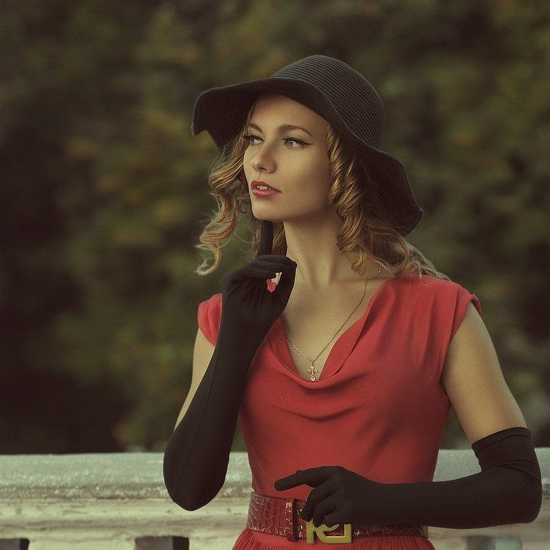 Lady in hatphoto preview