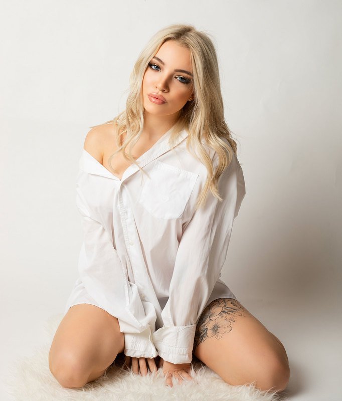 beautiful woman,  portrait,  looking at camera,  one person , people , one young, adult only,  young adult , adult , young woman , one adult only , woman,  female , one woman, only,  one young woman only,  indoors , beauty,  sensuality , lifestyles,  leis Portrait фото превью