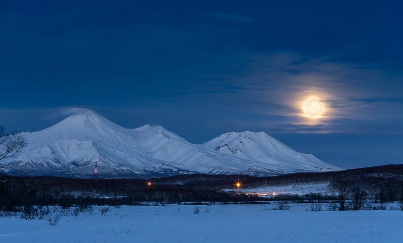 Камчатка, вулкан, восход, луна  Предновогодняя луна  фото превью