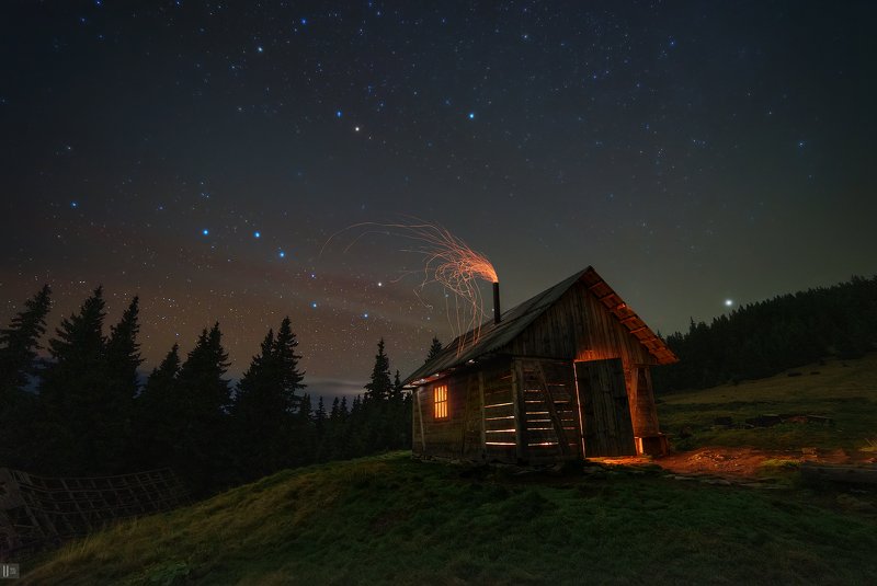 uranus235, nightphotoua, пейзаж, ночной пейзаж, ночь, небо, звезды, млечный путь, созвездия, метеоры, большая медведица, малая медведица, полярная звезда, горы, карпаты, черногора, украина, облака, дымка, полонина, колыба, дом, хата, печка, огонь, искры, Колыба и медведиphoto preview