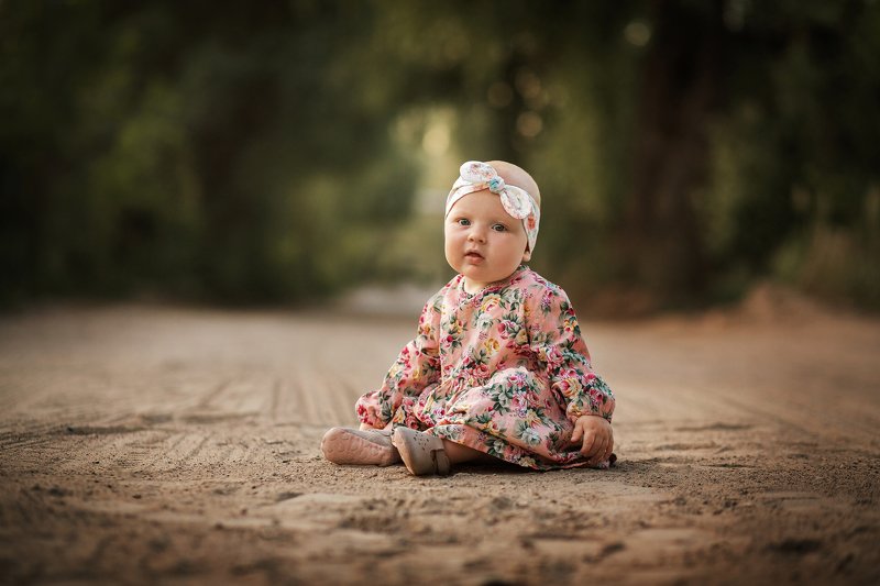 девочка, ребенок, малыш, дорога, сидит, лето, солоха, прогулка, тепло Юляphoto preview