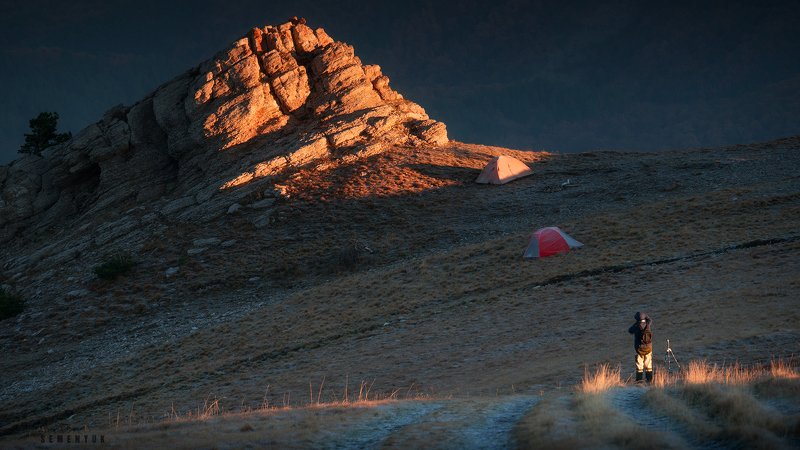 крым, горы, рассвет, вершина, кемаль-эгерек, скалы, фотограф в кадре, человек, mountain, crimea, summit, peak, dawn, sunrise. Рассвет на Кемале.photo preview