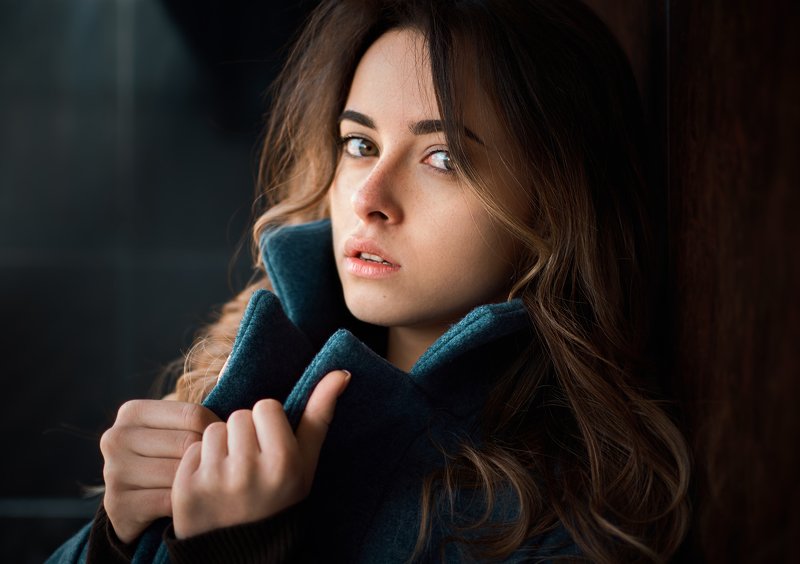 девушка, руки, взгляд, глаза, цвет, портрет Кристинаphoto preview