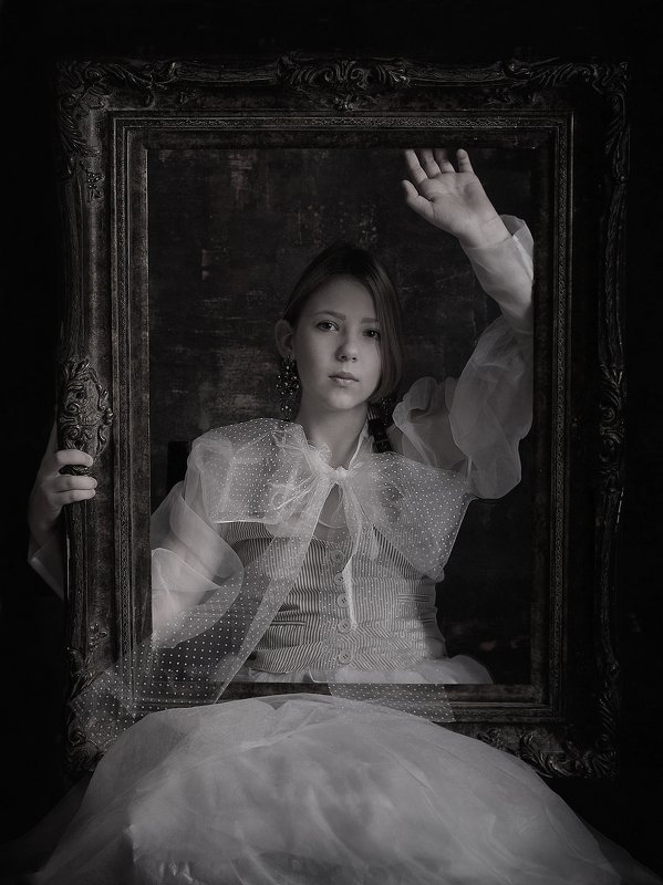 чб постановка девочка портрет с рамойphoto preview