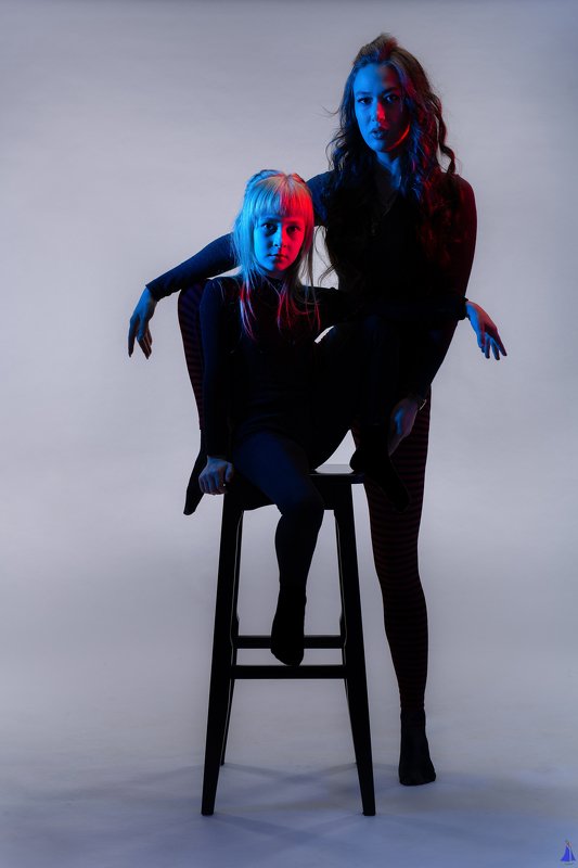 50mm, adorable, art, blue, canon, creatively, eos, family, geometry, girls, gradient, great, ivansamodurov, love, mom and daughter, on the background, photo, red, stars, studio, Иван Самодуров, студия, мама и дочка, красный, синий, девочки Мама и дочкаphoto preview