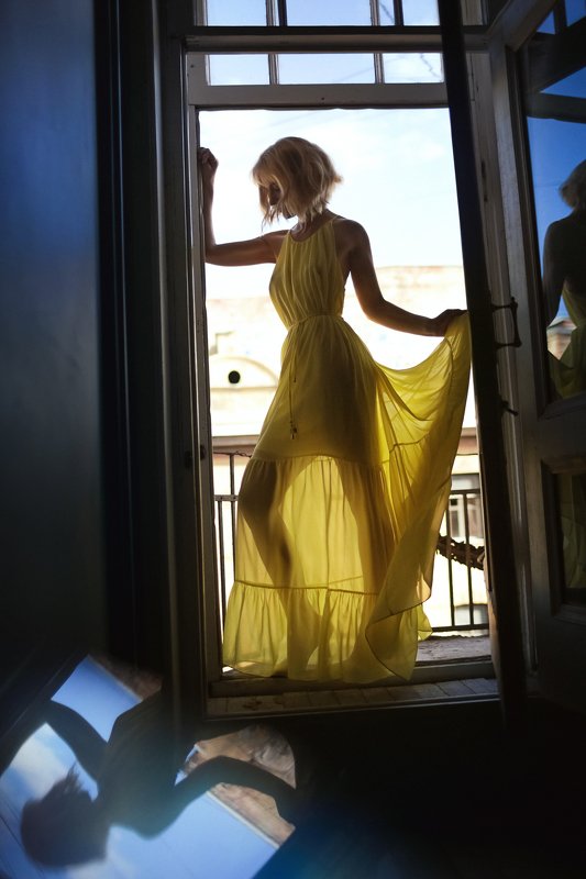 портрет  женский портрет у окна Девушка в желтомphoto preview