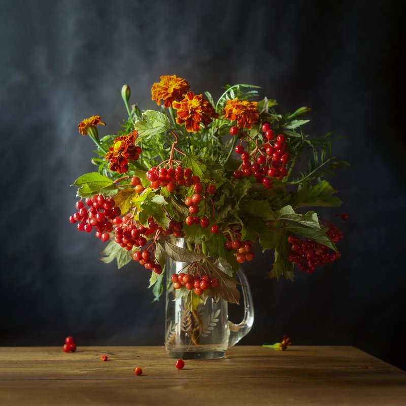 натюрморт, бархатцы, калина, цветы ,черное Осеньphoto preview