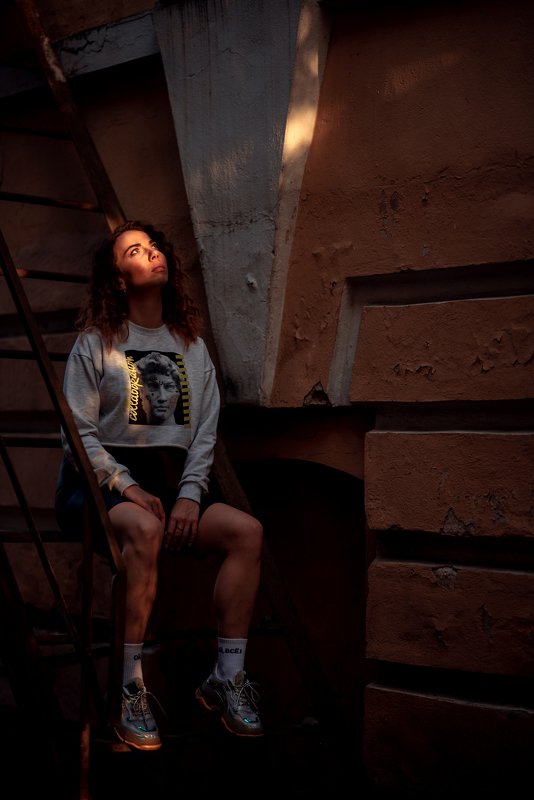 Девушка город свет  Луч светаphoto preview