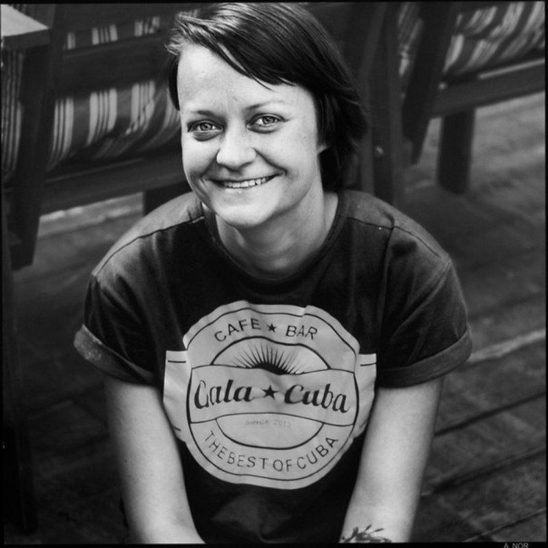 Портрет Тони в кафе \