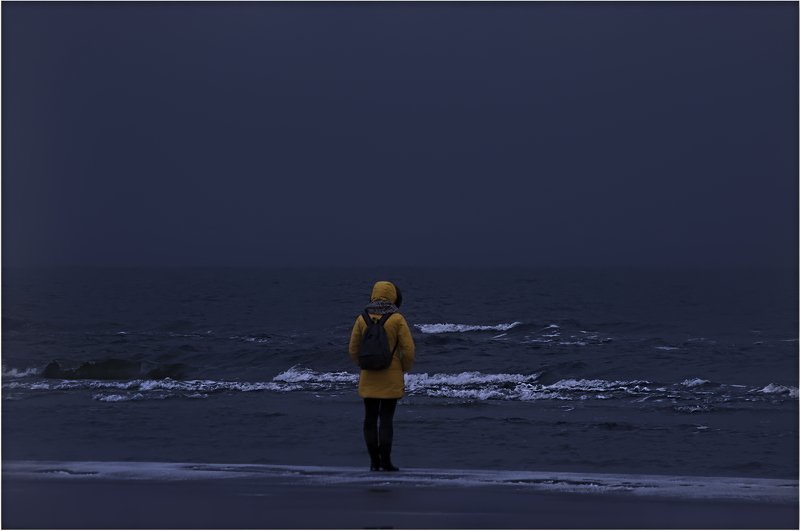 Девушка у моря.photo preview