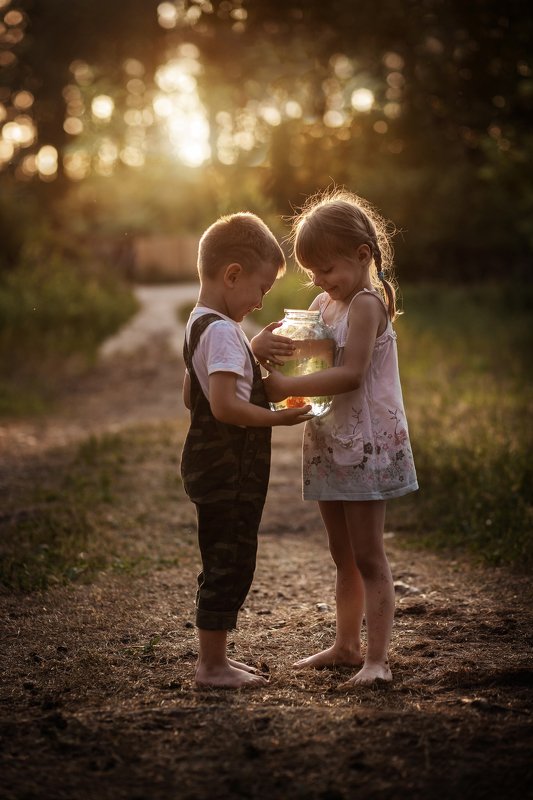 рыбка, золотая, золотая рыбка, банка, питомец, мальчик, девочка, детство, лето, прогулка, друзья, солнце, закат, вечер, улыбка, косички Целый мир в обычной банке.photo preview