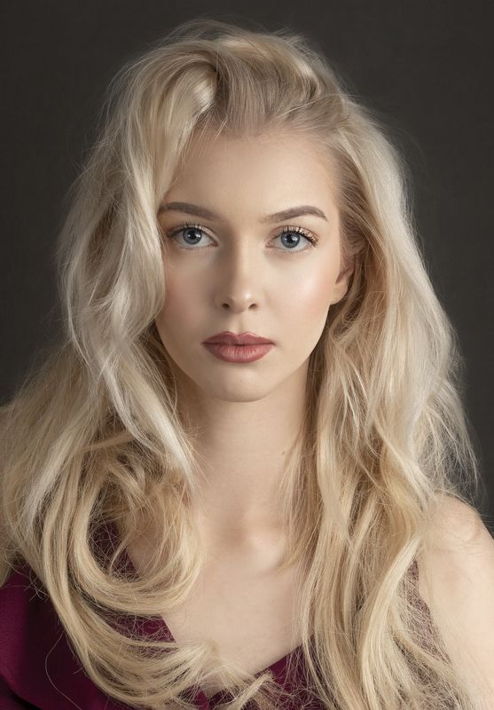 портрет , взгляд ,красивая девушка , цвет ,волосы , красивые губы ,нежность , таинственность photo preview