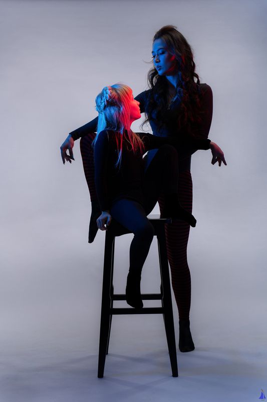 50mm, adorable, art, blue, canon, creatively, eos, family, geometry, girls, gradient, great, ivansamodurov, love, mom and daughter, on the background, photo, red, stars, studio, Иван Самодуров, студия, мама и дочка, красный, синий, девочки Мама и дочкаphoto preview