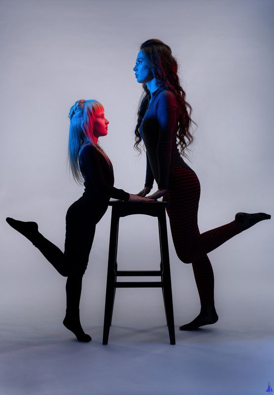 50mm, adorable, art, blue, canon, creatively, eos, family, geometry, girls, gradient, great, ivansamodurov, love, mom and daughter, on the background, photo, red, stars, studio, Иван Самодуров, студия, мама и дочка, красный, синий, девочки Мама и дочкаphoto preview