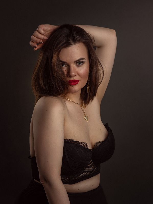 женский портрет, модель плюс сайз Галаphoto preview