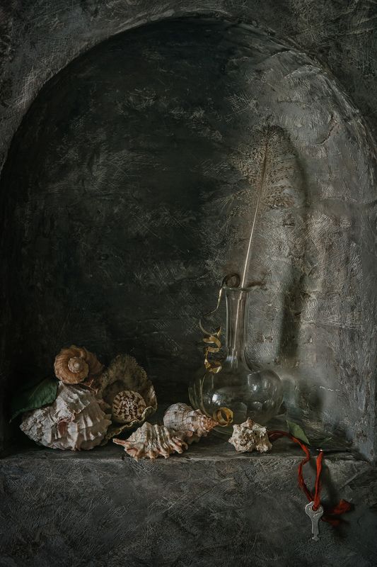 натюрморт, стекло, ракушки, перо, ключи, часы Про ракушки, ключи и часыphoto preview