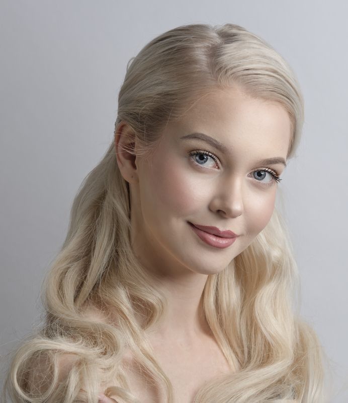 портрет , взгляд ,красивая девушка , цвет ,волосы , красивые губы ,нежность , таинственность photo preview