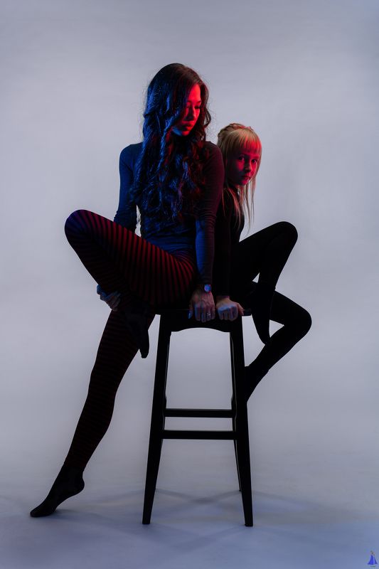 50mm, adorable, art, blue, canon, creatively, eos, family, geometry, girls, gradient, great, ivansamodurov, love, mom and daughter, on the background, photo, red, stars, studio, Иван Самодуров, студия, мама и дочка, красный, синий, девочки Мама и дочкаphoto preview