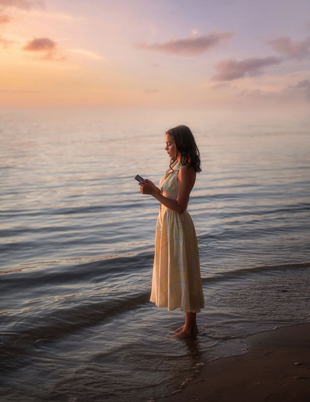 девушка, море, брюнетка, природа, вода, закат, свет, золотой час Александра фото превью