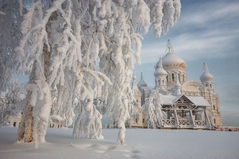 2021, россия, пермский край, белогорье, белая гора, зима, снег, церковь, изморозь, небо, облака, монастырь, утро, колокола, звонница, дерево, ветки, сугроб, январь, пейзаж, урал, сочельник Рождественский сочельникphoto preview