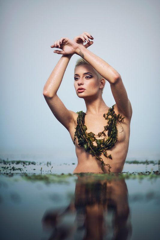 берег, блондинка, вода, девушка, короткая стрижка, купальник photo preview