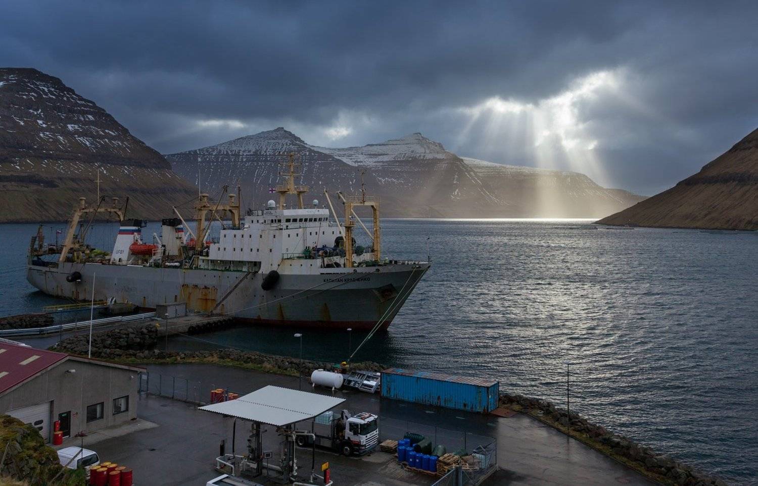Земляк. Автор: Alex Darkside atlantic, f?royar, faroe islands, klaksvik, атлантический океан, горы, клаксвик, корабль, фарерские острова, Alex Darkside